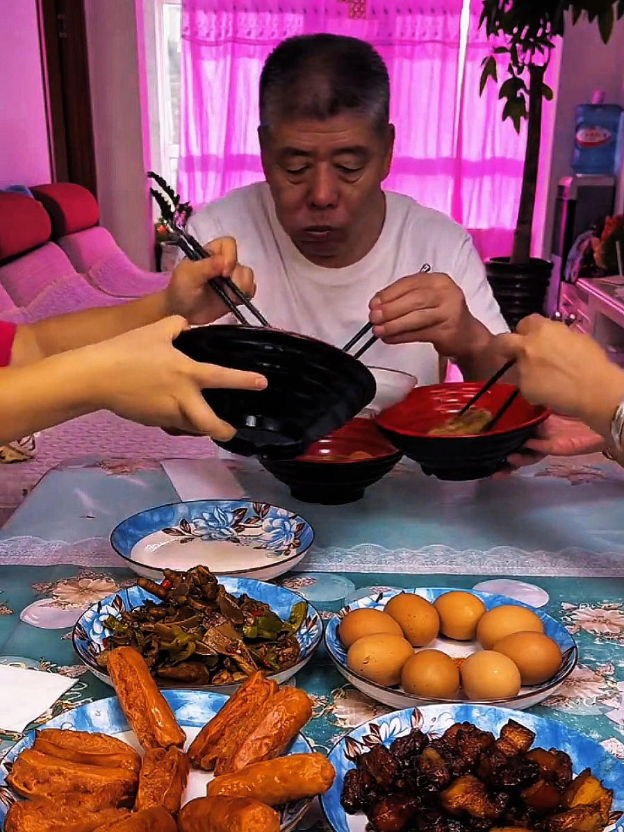 Family eating in China #eat #food#asmreating #chinesefood #trending 