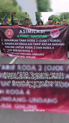Jakarta, 20 November 2025 — Ribuan pengemudi transportasi dan kurir daring dari berbagai daerah memadati kawasan Silang Monas, Jakarta Pusat, pada Kamis (20/11/2025). Aksi unjuk rasa yang diorganisir oleh Aliansi FDTO (Federasi Driver Transportasi Online) ini membawa aspirasi mendesak terkait kesejahteraan mitra pengemudi dan kepastian hukum dalam industri digital. Massa yang diperkirakan berasal dari 14 daerah di Pulau Jawa dan sekitarnya mulai berkumpul sejak pagi hari, menyuarakan empat tuntutan utama yang ditujukan kepada Pemerintah dan Dewan Perwakilan Rakyat (DPR) Republik Indonesia. Dalam aksi damai yang mendapat pengawalan ketat dari aparat kepolisian, Aliansi FDTO secara tegas menyampaikan empat poin tuntutan yang dianggap krusial bagi keberlangsungan hidup para pengemudi daring: 1. Kenaikan Tarif Roda Dua (Ojek/Kurir Online): Mendesak pemerintah untuk segera menaikkan tarif batas bawah untuk layanan transportasi dan kurir roda dua (R2) guna menyesuaikan dengan kenaikan biaya hidup dan operasional. 2. Regulasi Tarif Antar Barang Online (R2 dan R4): Menuntut adanya regulasi resmi yang mengatur tarif batas atas dan bawah untuk layanan antar barang (logistik) baik menggunakan kendaraan roda dua maupun roda empat (R4), untuk mencegah persaingan harga yang tidak sehat. 3. Tarif Bersih Roda Empat (R4): Menuntut transparansi dan penetapan tarif bersih yang lebih proporsional bagi pengemudi taksi online (R4) dengan mengurangi potongan atau fee yang dinilai terlalu besar oleh aplikator. 4. Hadirkan Undang-Undang Transportasi Online: Mendesak DPR dan Pemerintah untuk segera membahas dan mengesahkan Undang-Undang (UU) khusus tentang Transportasi Online. Regulasi ini diharapkan dapat memberikan payung hukum yang kuat, perlindungan sosial, dan kepastian status kerja bagi jutaan mitra pengemudi di seluruh Indonesia. Aksi yang berlangsung hingga sore hari ini berjalan tertib. Perwakilan massa dijadwalkan akan beraudiensi dengan pihak terkait di Gedung DPR RI untuk menyerahkan dokumen tuntutan secara resmi.