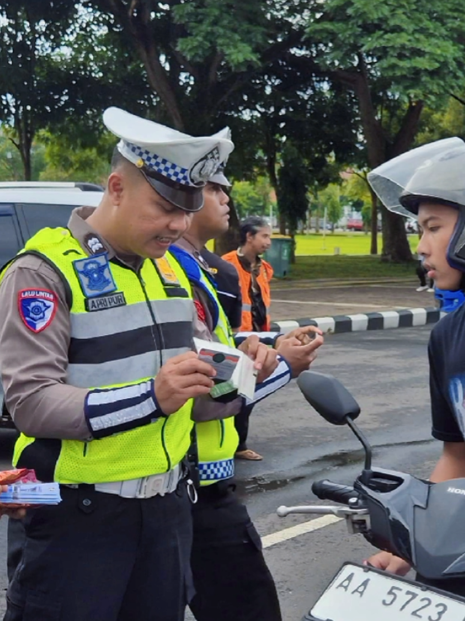 Pelaksanaan Operasi Zebra 2025 oleh Satlantas Polres Purworejo tahun ini hadir dengan pendekatan berbeda. Tidak hanya menekankan penegakan hukum lalu lintas, kegiatan juga dirangkai dengan sosialisasi kepatuhan pajak kendaraan bermotor melalui kolaborasi Badan Pengelola Keuangan, Pendapatan dan Aset Daerah (BPKPAD) serta Unit Pelaksana Pendapatan Daerah (UPPD) Kabupaten Purworejo di depan Kantor Bupati Purworejo/Alun-alun Purworejo sebelah selatan, Jumat (21/11/2025). Sinergi lintas instansi ini bertujuan meningkatkan kesadaran masyarakat terkait kewajiban Pajak Kendaraan Bermotor (PKB) dan opsen PKB. Melalui pendekatan humanis, edukatif, dan komunikatif, petugas memberikan pemahaman kepada pengendara tentang pentingnya tertib administrasi kendaraan untuk mendukung keselamatan sekaligus pembangunan daerah. Dalam kegiatan ini, petugas membagikan leaflet berisi informasi kewajiban pajak kendaraan, manfaat PKB dan opsen PKB, hingga imbauan tertib berlalu lintas. Menariknya, pengendara yang terbukti tertib administrasi mendapatkan apresiasi berupa cokelat sebagai bentuk penghargaan. Kepala BPKPAD Kabupaten Purworejo, Hadi Sadsila, SP., MM., melalui Kasibud Pengendalian dan Penagihan Pajak Daerah, Iswahyudi Panji Utomo, ST., MM., menegaskan bahwa sinergi tersebut menjadi langkah preventif yang dikemas dengan pendekatan lebih humanis.