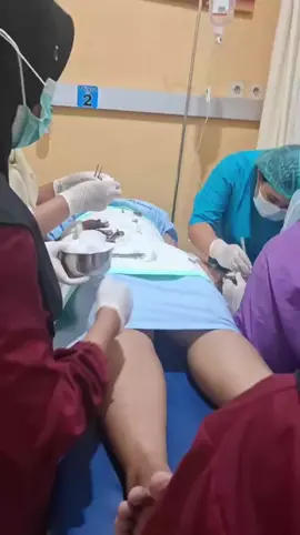 Sepasang suami istri asal Kediri terjebak di Lumajang. Mereka nekat menerobos lewat jalur Jembatan Gladak Perak Lumajang. Keduanya mengalami luka bakar serius akibat erupsi Gunung Semeru. Saat ini mereka telah dibawa ke Rumah Sakit Pasirian. #semeru #jatim #fyp #beritatiktok #videoviral 