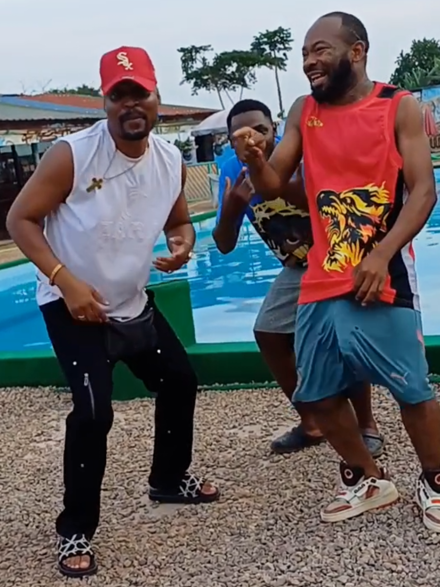 Notre Son de Décembre sort ce soir là famille 🔥🔥🔥 #Mbang_Abine Remix taguez tous vos proches Militaires et Hommes en tenue 🇨🇲🇨🇲🇨🇲 ce son c'est pr eux 💪 #goodvibes #vuestiktok #prtoi #viralvideo @EMMANUEL LE CAMEROUNAIS  🌟🌟 @DANO TV @Queen diva👑 @dj perez @Marcelle Kuetche 