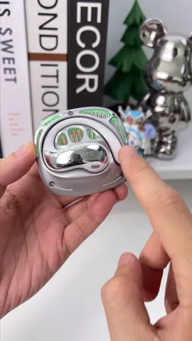 Apakah Anda berbisnis di luar negeri? HTC Headphone AI membantu Anda berbicara dalam bahasa lokal dengan lancar. #LiburanMusimPanas #SummerVibes2025 #TravelTanpaBising #BaliTrip2025 #RamadanDiTikTok