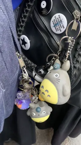 #fotolive heyyy ayo tambahin tas kalian dengan gantungan totoro inii 🫰🏻💓 (totoro nya belum di mandiin guys) wkwkw