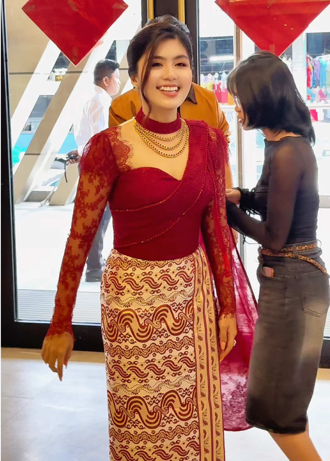 အမြဲတမ်းပြုံးနေလိုက်ပါ 🌹 #designertintsoelwin #glamorousfashion #စိုးပြည့်သဇင် #ngezin #soepyaethazin 