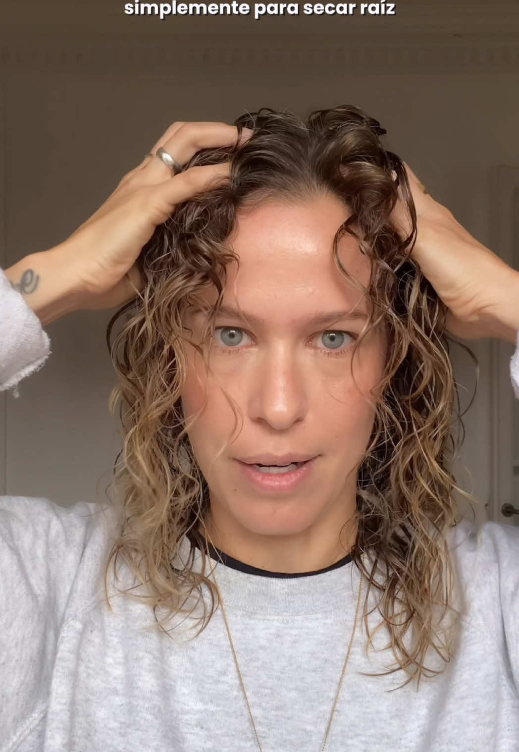 - PELO RIZADO Y FINO - El cabello rizado es tricky amiga, un poco difficult que se vea bonito siguiendo consejos de personas con cabellos de tipos muy distintos al tuyo. Hoy vengo a compartir contigo los mejores tips para que tu pelo rizado no se vea ✖️ pobre  ✖️ graso ✖️ sin volumen ✖️ muñequil Pero que SI que luzca 🤍 sano  🤍 con la raíz levantada 🤍 voluminoso 🤍 limpio  🤍 suelto  Creo que he probado todos los métodos y que se de lo que hablo, fíate de mí, pruébalo y me cuentas qué te leo! 👀  Gracias ✨