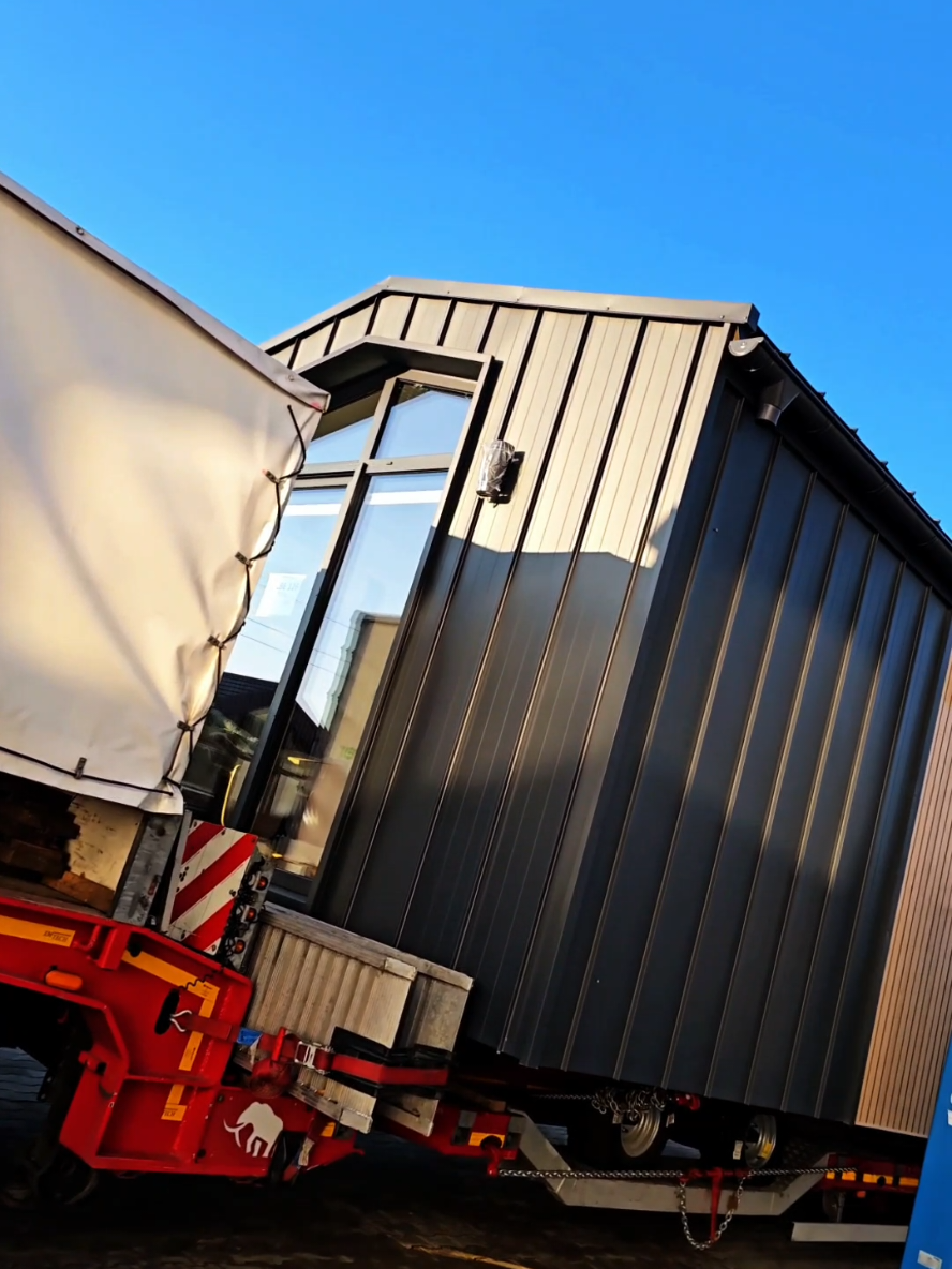 Gdzie będzie można zobaczyć nasze domy mobilne w najbliższym czasie? Jeśli wybieracie się do Berlina, koniecznie odwiedźcie targi Boot & Fun. Jeden z domów, które tam pokażemy — Madera 57 m² — jest już przygotowany do transportu. Na miejscu będzie też Mobilheim Kolbe, który zaprezentuje nasze domy na żywo. Berlin, widzimy się wkrótce. 🌿 #letniskowo #domymobilne #bootandfun #mobilhome #nowoczesnydesign  🇩🇪  🏡 Wo können Sie unsere Mobilheime als Nächstes sehen? Wenn Sie nach Berlin fahren, besuchen Sie unbedingt die Messe Boot & Fun. Eines der Häuser, die wir dort zeigen — die Madera 57 m² — ist bereits für den Transport vorbereitet. Vor Ort ist auch @Mobilheim Kolbe , der unsere Häuser live in Berlin präsentiert. Berlin, wir sehen uns bald. 🌿 🏡 Where can you see our mobile homes next? If you're heading to Berlin, make sure to visit the Boot & Fun fair. One of the homes we’ll be showcasing — the Madera 57 m² — is already prepared for transport. Mobilheim Kolbe will also be there, presenting our homes live in Berlin. See you soon, Berlin. 🌿  