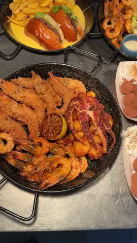 Stam bine raaaau pe #fructedemare si #burgeri 😍 Nici o zi fara peste, fructe de mare, burgeri, platou burger si tiramisu ❤️ #cinquebistro Satu Mare☎️0771-567.271 Oradea☎️0771-567.555 @glovo  #frittomisto #caracatita 