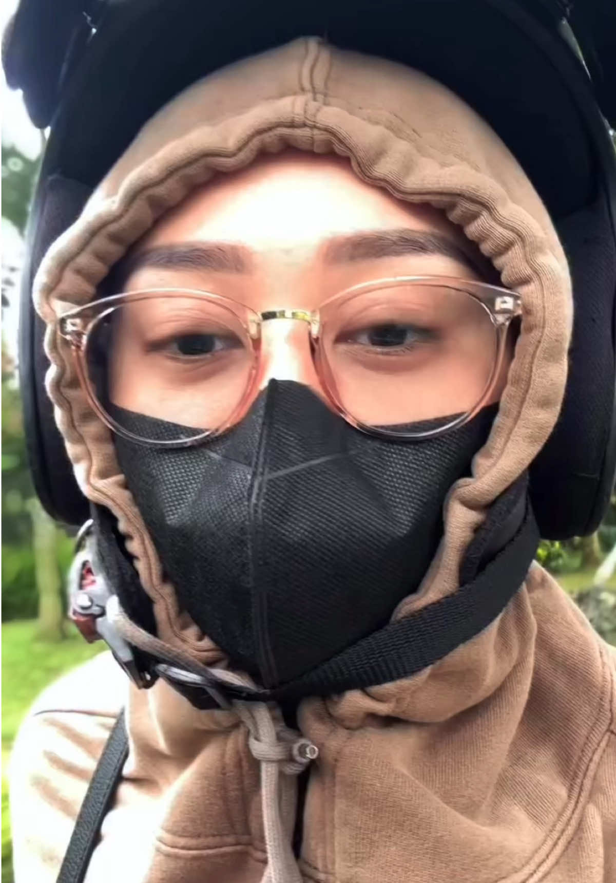 “MBAK ADELL, GIMANA RASANYA PAKAI BEHEL?” Singkatnya? Cantik itu ada harganya. Dan sakitmu tidak akan sia-sia. Awal-awal pasang, mulut rasanya kaku, mingkem aja kayak nggak sinkron sama muka. Terus masuk fase sakit, makan mie aja berasa nyut-nyutan. BB lumayan turun, eh pas udah kebiasa malah naik lagi😅. Sakitnya juga cuma muncul tiap kontrol, gigi ditarik sampai cenut-cenut. pokoknya kalau dokter ferina bilang “bentar ya”, itu uda siap-siap aja merem sambil pasrah. Dan jangan lupa: Siapin budget, kembali ke point awal, cantik itu ada harganya. Makan pun harus sopan. Salah dikit, misal makan sate langsung dari tusuk..gigi bisa geser, doktermu langsung tau. Serius, kayak cenayang wae. Tapi ya gitu… di balik semua penderitaan, senyum kamu bakal makin manis. Dan menurutku itu worth it. Aku udah 5 bulan pakai behel, dan bakal lepas kalau udah bener-bener puas sama hasilnya. Semangat para pejuang senyum manis😁 #adellawulandarigariskeras #adella_wulandari #adellawulandari 