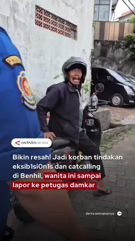 Beredar video seorang wanita melaporkan kejadian yang menimpanya kepada pihak Pemadam Kebakaran usai ia menjadi korban tindakan eks1b1si0nis dimana seorang pria paruh baya memperlihatkan alat kel4minny4 serta melakukan catcalling. Dalam unggahan di media sosialnya, terlihat wanita tersebut bersama seorang petugas damkar berusaha mengejar pria itu. Petugas damkar tersebut, yang diketahui merupakan kerabat sang wanita, langsung bergerak membantunya. Wanita itu mengungkapkan bahwa ia sudah beberapa kali melaporkan perilaku pelaku kepada pihak berwenang, namun laporannya tidak pernah ditindak karena tidak memiliki bukti. Berbeda dengan respons sebelumnya, laporan kepada petugas damkar justru langsung mendapat penanganan tanpa proses yang rumit. Petugas kemudian setuju untuk menegur dan menindak pria tersebut. #wanita #catcalling #ojek #benhil #damkar
