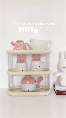 checkout sekarang pokoknyaaa…mumpung masih ready, cute bangett kan, warnanya banyak, bahan keramik tebal, cuss samaan! 🤎✨🫶 #miffy #mug #teko #gelas #tableware 