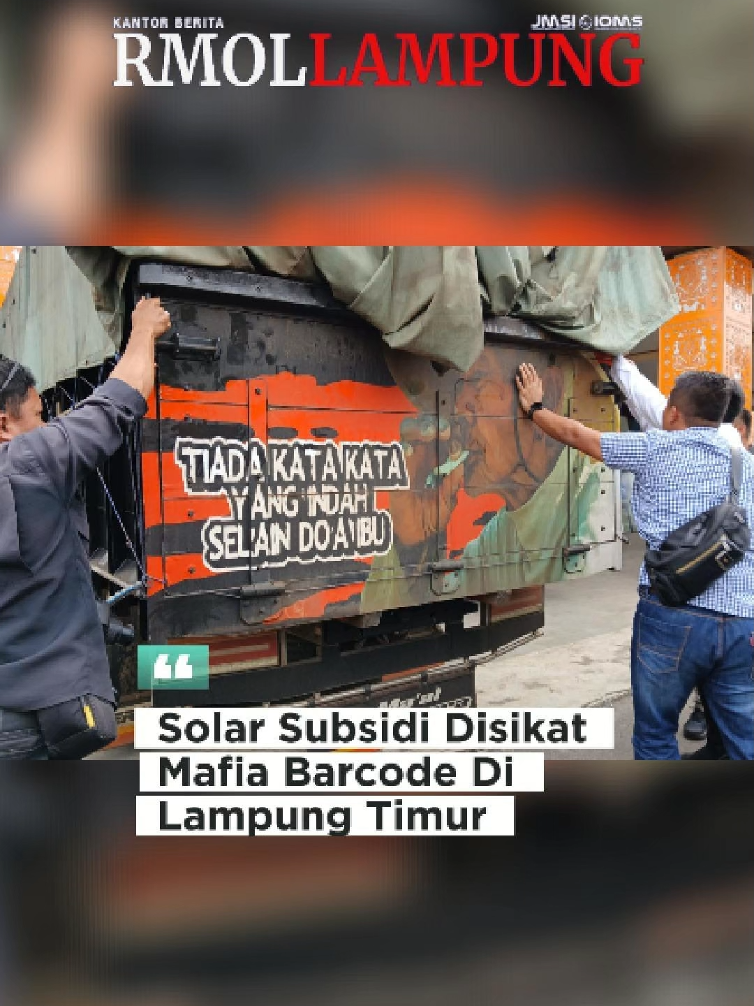 Polisi Tangkap Tiga Penimbun Bio Solar Pakai Truk Bertangki Modifikasi di Lampung. Subdit Reskrimsus Polda Lampung bersama Polres Lampung Timur mengungkap praktik penyalahgunaan BBM bersubsidi di wilayah Lampung Timur. Kasus ini diekspos di GSG Presisi Polda Lampung, Kamis (20/11). Pengungkapan bermula dari temuan barcode subsidi ilegal yang diperjualbelikan melalui media sosial dan aplikasi tertentu, sehingga memungkinkan Bio Solar bersubsidi disalurkan kepada pihak yang tidak berhak. Baca selengkapnya di https://rmollampung.id/polisi-tangkap-tiga-penimbun-bio-solar-pakai-truk-bertangki-modifikasi-di-lampung #lampung #solar #lampungtimur
