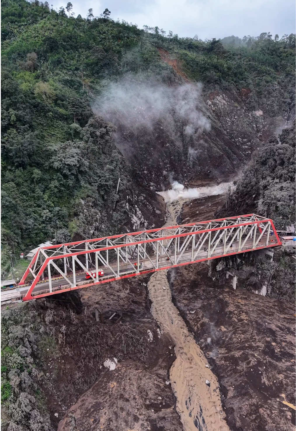Kondisi jembatan besuk kobokan ( gladak perak ) setelah erupsi semeru 19 november 2025  #dolanpronojiwo #erupsisemeru #semeruerupsi #updatesemeru #semeruterkini 