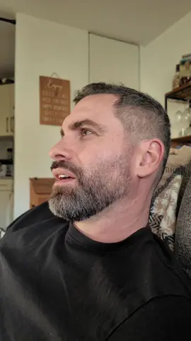 Aujourd'hui on en rigole hahaha (moi surtout, pas elle). Par contre... …là où on a rigolé tous les 2 c'est quand on a regardé LOL IRL sur @primevideofr ! Ce nouveau concept apporte un vrai vent de fraîcheur (de type mistral) sur le programme ! Allez mater ça ! Vous allez vous RÉ-GA-LER Collaboration commerciale #sketch #humour #pourtoipage #pourtoi #couple 