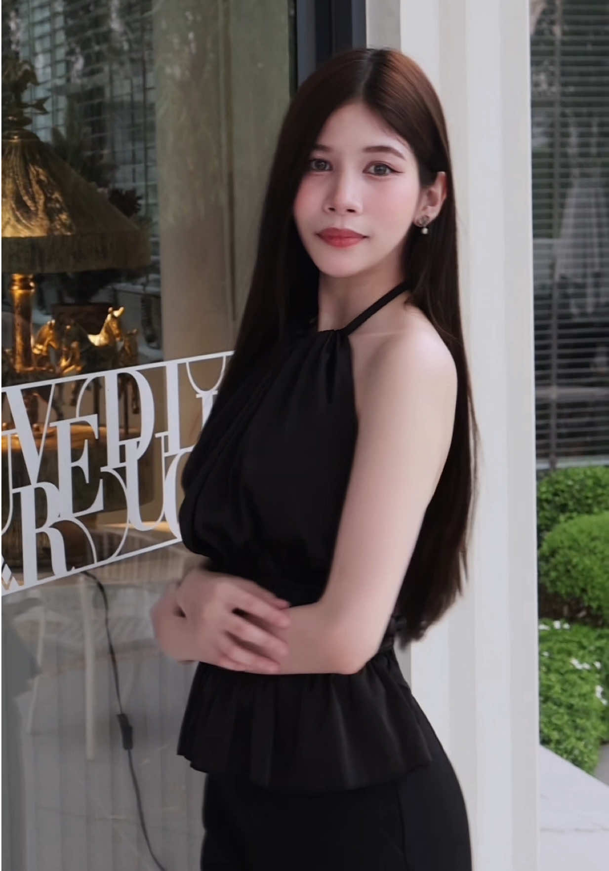 Black is always the New Black! 🖤 Iris Top สีดำขับผิวให้โดดเด่น เพิ่มความมั่นใจให้คุณแบบเต็มร้อย ดีไซน์ผูกหลังได้ตามชอบและเอวสม็อคสร้างทรวดทรงสวยเป๊ะ ##เสื้อผูกหลัง##เสื้อเว้าหลัง ##ชุดไปคาเฟ่ ##OOTD#outfit 