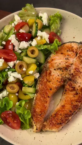 Fried Fish & Fresh Salad 🐟🥗 Season the fish with salt and pepper, then sear it in a pan with garlic and thyme until golden. For the salad, toss lettuce leaves with cucumber, tomatoes, bell pepper, olives, and feta. Dress with a simple mix of salt, a pinch of sugar, olive oil, and balsamic vinegar. Смажена риба та свіжий салат 🐟🥗 Рибу посолити та поперчити, підсмажити на пательні з додаванням часнику та тім’яну до золотистої скоринки. Салат приготувати зі свіжого листя салату, огірка, помідорів, перцю, оливок і фети. Заправити сумішшю солі, дрібки цукру, оливкової олії та бальзамічного оцту. #healthyfood #EasyRecipe #fishrecipe #freshsalad #DinnerIdeas 