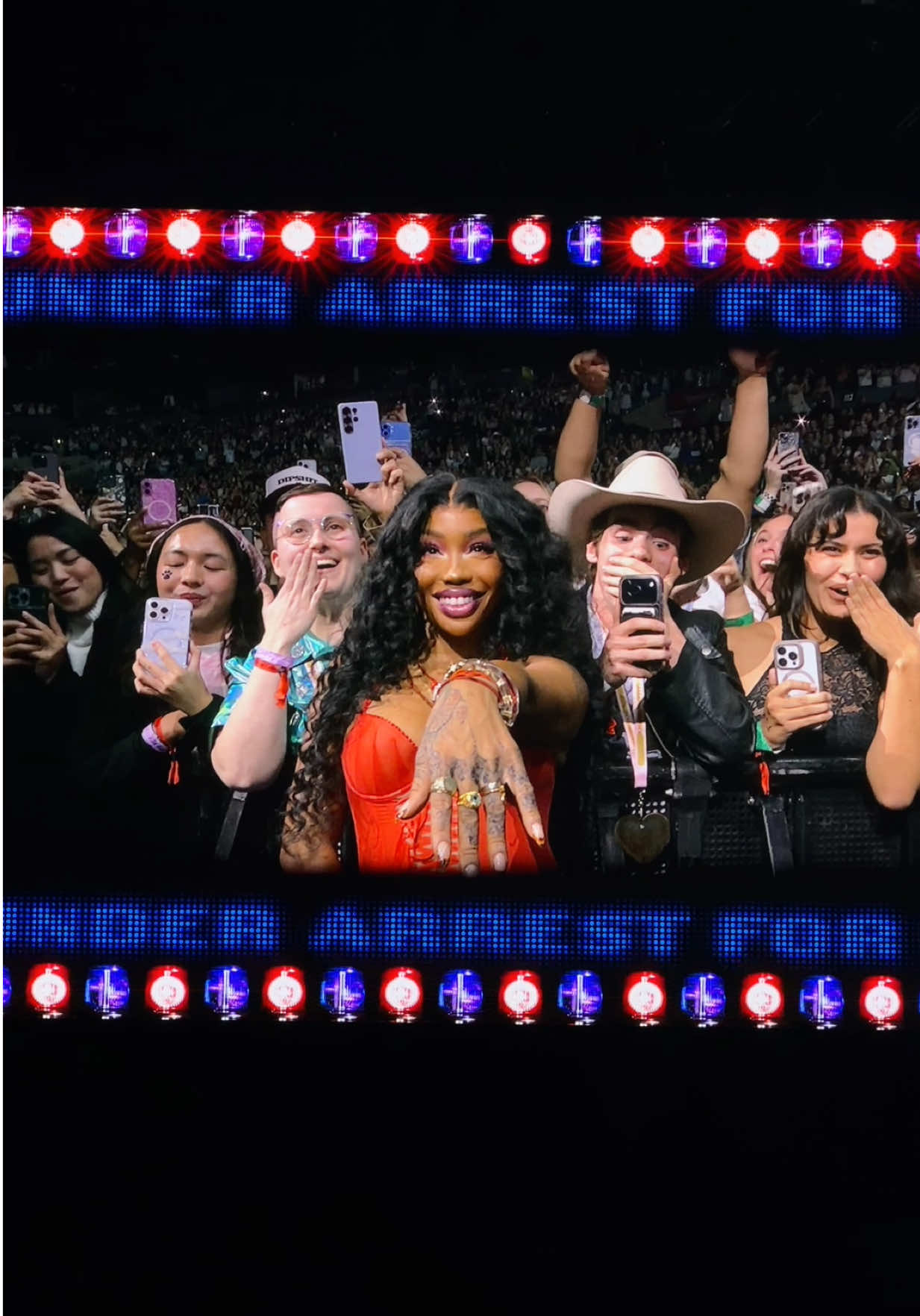 sza getting arrested 😍#sabrinacarpenter #shortnsweettour #sza 