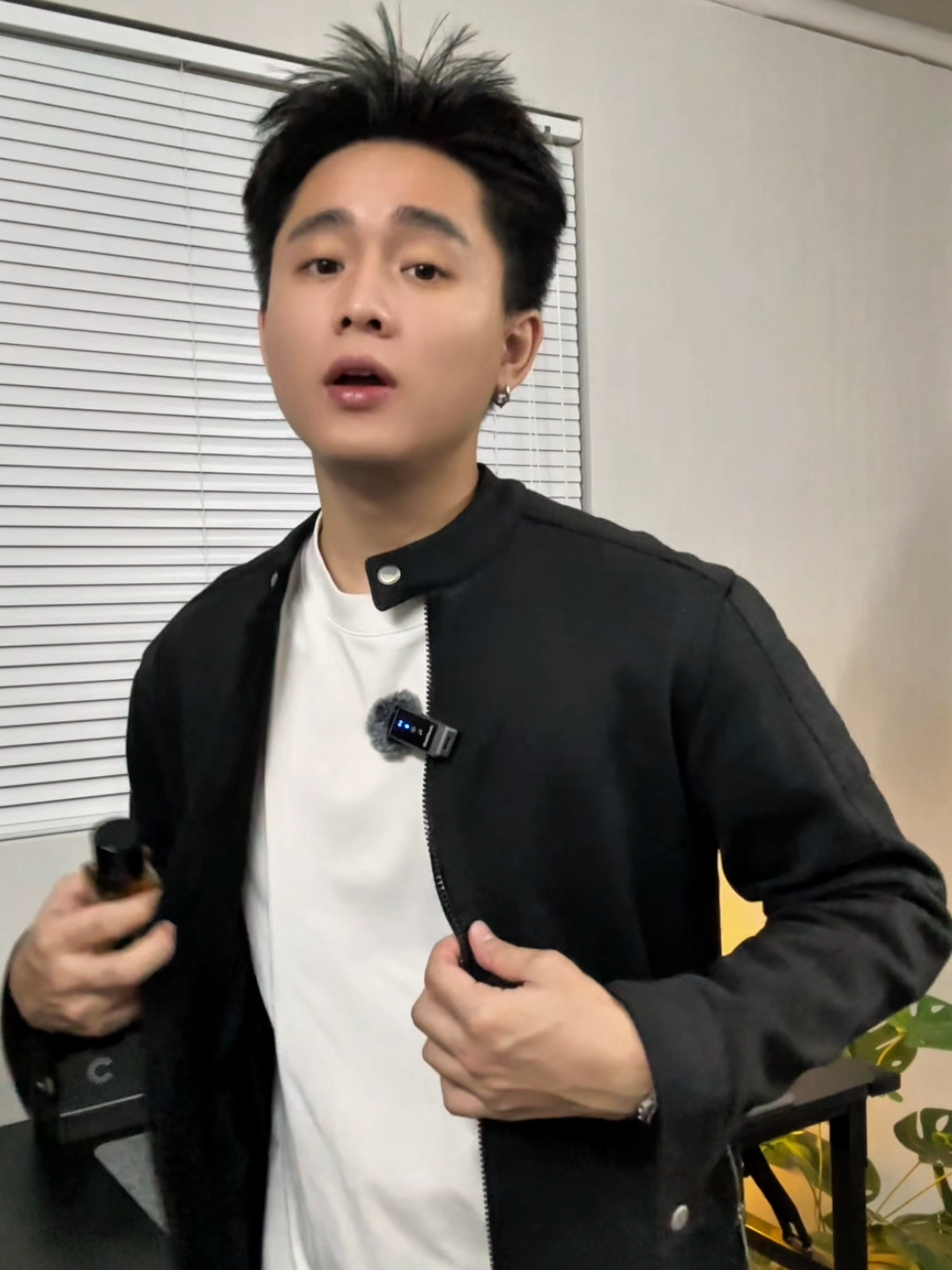 Paul - nếu bạn đang khoác cho mình một chiếc áo manto ấm áp đi trong thời tiết se lạnh và vước vào một club nhỏ có thể nhăm nhi mộtl y cocktail hoặc tham gia đại tiệc rock bùng nổ cá tính , phóng khoáng nhớ xịt Paul nha ! #Chavaperfume #thudong #Perfume #nuochoanam