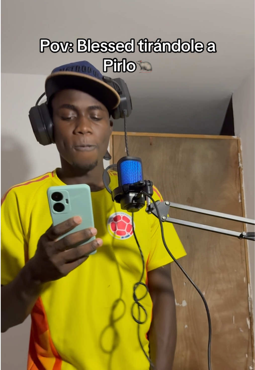 Yo no sé, pero literal así fue la tiradera de Blessed🦋 hacia la rata 🐀 @pirlo420music pero me dio risa grabar esto🤣🤣🤣 #xyzcba #fyp #humor #pirlo420 #tiradera 