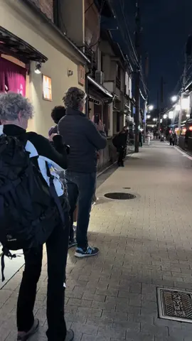 Geisha Walking to Work. Love ❤️ #geisha #japan #kyoto #photography #juanescobedo 