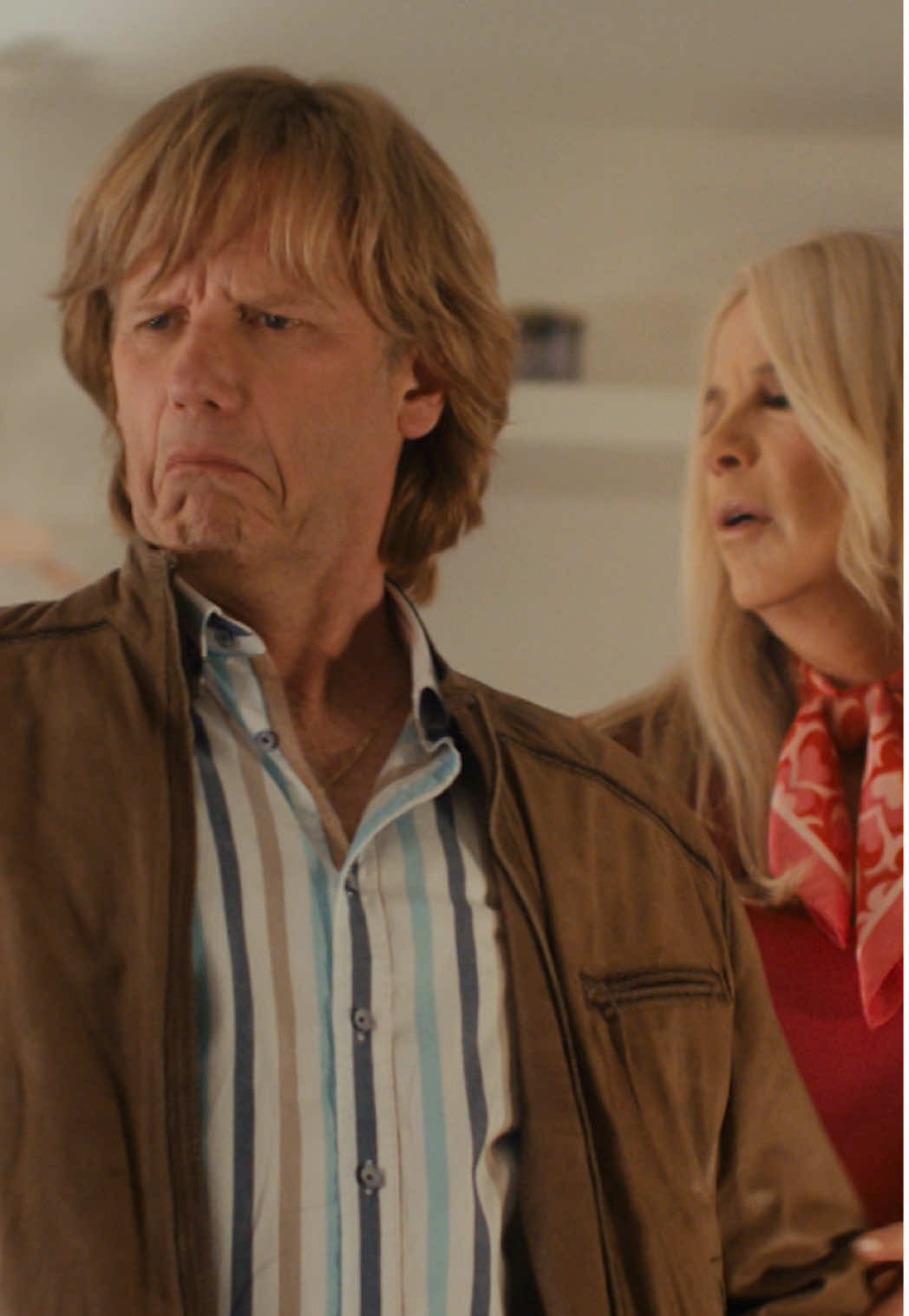 Martin leest Tom even de Franse les. Met z'n pilotenpakkie 😂 Aflevering 6 zie je zondag! #gooischevrouwen #drama #serie De Gooische Vrouwen zijn terug met nog meer glamour, liefde en chaos dan ooit. Cheryl, Claire, Anouk en Roelien proberen ieder hun weg te vinden in een fase van het leven waarin alles lijkt te veranderen. Maar of het nu gaat om carrière, kinderen, de liefde of hun vriendschap, blijft één ding hetzelfde: samen staan ze sterker.