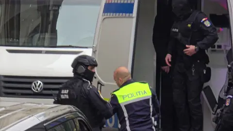 Horațiu Potra, alaturi de fiul si nepotul lui au fost aduși la CAB pentru a fi audiat. După audierea lor, se va decide dacă, vor rămăne în arest preventiv sau vor avea o alta măsură preventivă mai blăndă.