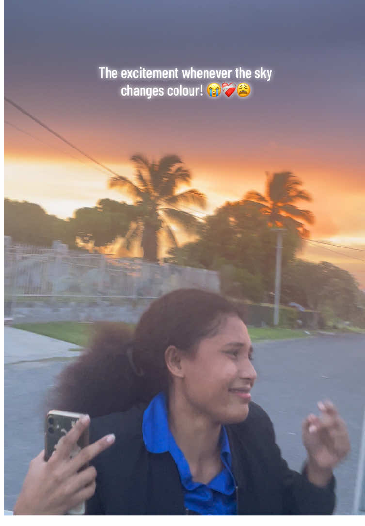 Klostu mipla headstand lo kolta, because what is moving vehicle!? Sunset ya! 😭  P.s, TikTok chose the song.  #Sunsets #EastNewBritain🌋🌊🌴🌺🇵🇬 