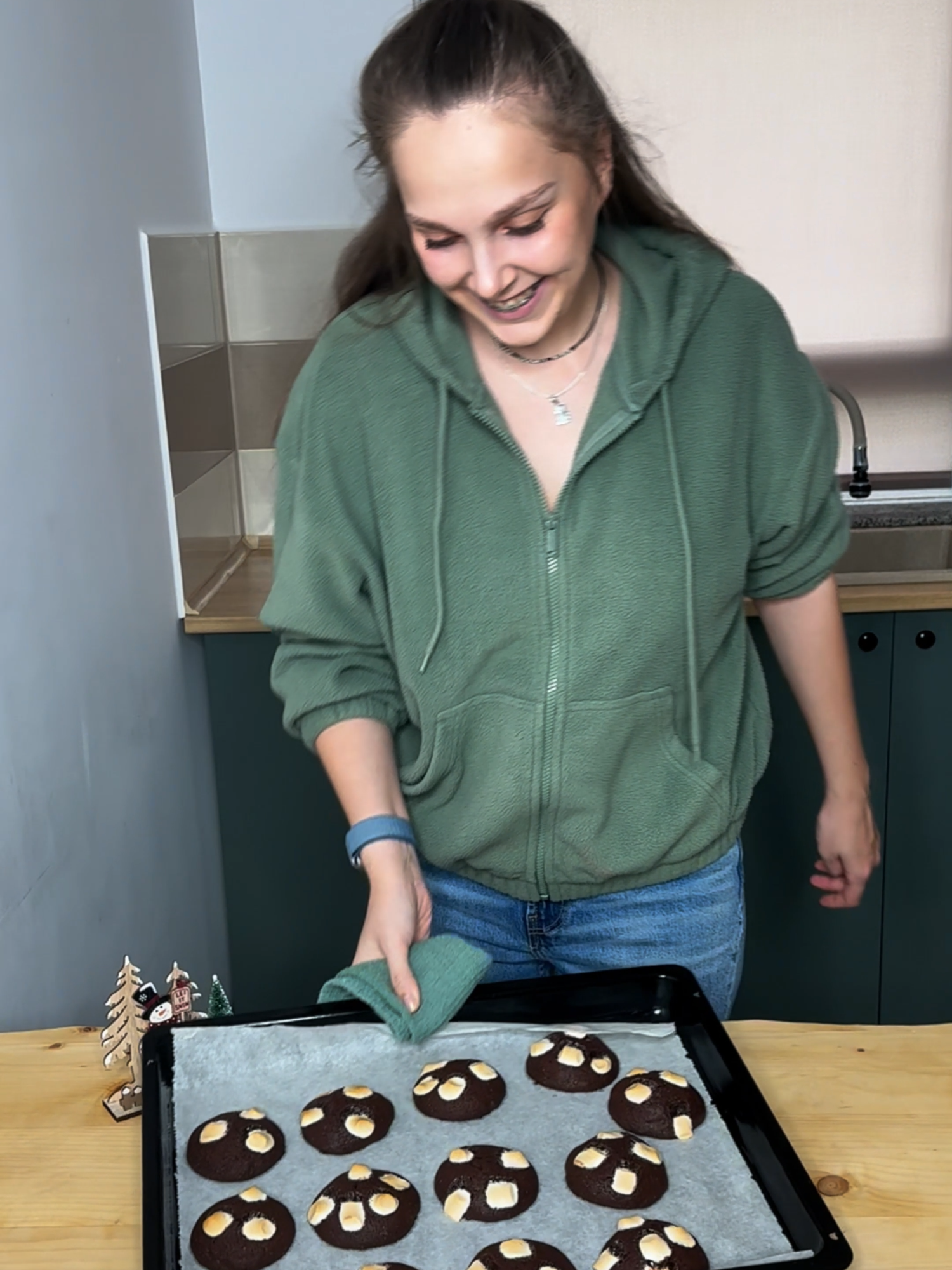 cine mai are răbdare până de Crăciun să mănânce fursecuri? 🍪 Aducem magia Crăciunului mai repede în bucătărie cu aceste fursecuri delicioase! Ciocolatoase, pufoase și cu bezele topite. ❤️ rețeta completă pe blog: https://carolina-morosan.ro/ #cookiesofinstagram #biscuiti #biscuiticuciocolata #fursecuri #chocolatecookies