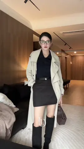 Layer nhẹ một chiếc polo, khoác lên măng tô nâu dài, thêm chân váy gập… là đủ cho một ngày thu đông đầy khí chất 🤍  #ladiestudio #aomangto #chanvay #aopolotaydai 