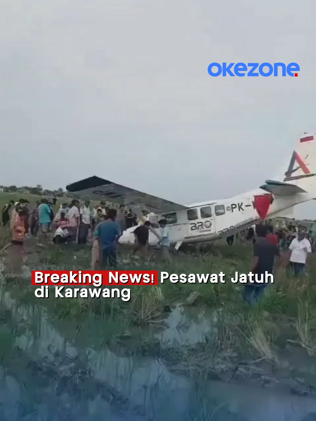 Sebuah pesawat jatuh di area persawahan Kampung Ceplik, Desa Kertawaluya, Tirtamulya, Karawang, Jawa Barat, Jumat (21/11/2025). Kades Arta membenarkan kejadian itu dan menyebut pesawat sebenarnya hendak menuju Cirebon. Peristiwa terjadi sekitar pukul 15.00 WIB. Ada lima awak di dalam pesawat, semuanya selamat dan kini sedang mendapat perawatan dari tim medis Puskesmas Tirtamulya. #okezone #pesawatjatuh #karawang #breakingnews