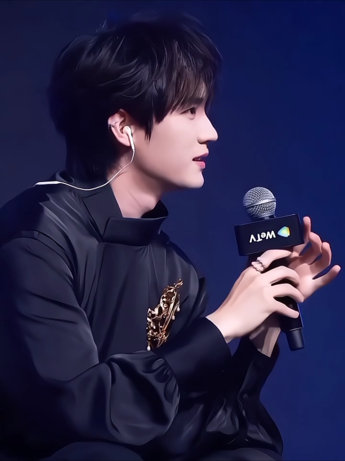 22.11.00 || Happy 25th birthday to Zhou Yiran *mimin sengaja ucapin sehari lebih cepat ni😉 As you said in the first video, hopefully it can come true in the future. Vidio pertama itu part dia ditanyain drama Twelve Letters. btw mimin suka bgt pas yiran bilang 