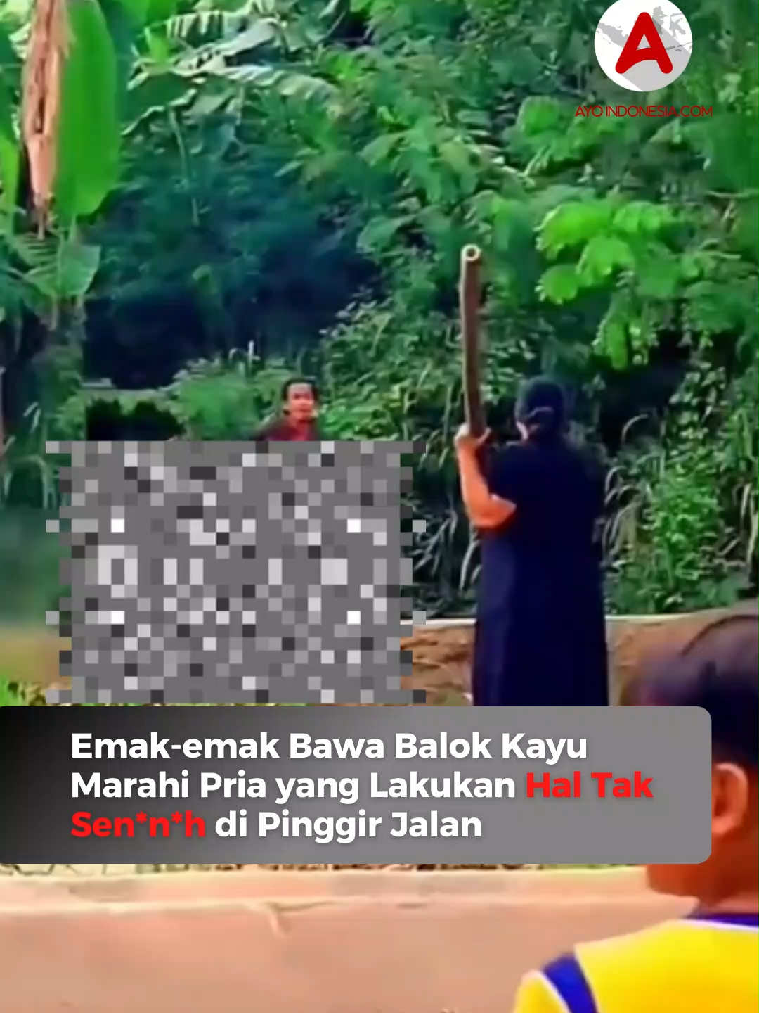 Video seorang emak-emak mengusir pria yang diduga berbuat tak pantas di pinggir Jalan Hegarmukti, Cikarang Pusat, viral pada Kamis (20/11/2025). Tanpa ragu, wanita itu langsung menghampiri pelaku sambil membawa balok kayu setelah melihat aksi tak sen*n*h tersebut. Dalam rekaman, ia tampak menyeberang jalan sambil memarahi pria itu hingga akhirnya pelaku lari. Aksi berani sang emak-emak pun banjir pujian dari warganet. Hingga saat ini, polisi belum memberi keterangan soal identitas maupun tindak lanjut kasus tersebut.  Follow terus @ayoindonesiacom  #emakemak #viral #cikarang