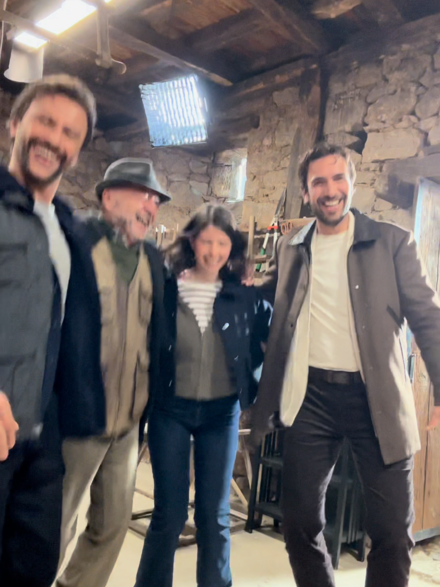 🎬 Zeynep Atılgan’ın Set Paylaşımları Sosyal Medyayı Coşturdu 🌟 Taşacak Bu Deniz'in Fadimesi, setteki neşeli anları takipçileriyle paylaştı. Kısa sürede beğeni ve yorum yağdı. 📸Popüler dizi Taşacak Bu Deniz oyuncularından Zeynep Atılgan, set ortamındaki keyifli anlarını sosyal medya hesabında yayınladı. Renkli görüntüler kısa süre içinde geniş kitlelere ulaştı. Atılgan’ın video altına düştüğü notta “Aldik oyuncularimizi mi, la bizi kim alabliu?” ifadesi hem izleyicileri güldürdü hem de sosyal medyada konuşulanlar arasına girdi. ❓ Sizce Zeynep Atılgan’ın doğal tavrı izleyicilerin diziye ilgisini artırır mı? @zeyatilgan   #ZeynepAtılgan #TaşacakBuDeniz #Dizi #Magazin #SetGünlükleri #TrabzonŞivesi