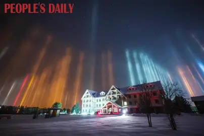 Podívejte se, jak zima čaruje a vytváří barevné světelné sloupy, které se tyčí k nebi v čínském Mohe. 🌈✨