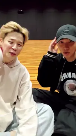 21/11/2025.  Resumo da live do Nam e Jimin via weverse.  🐨 Porquê eu liguei isso? só para dar oi né? se você tem algo para dize, diga. 🐥 Jin Yung esta aqui, hahaha. 🐥 Prazer em ver los, o que fazemos?  fazia muito tempo  que não dançavamos, então dançamos um pouco com Jin Yung. 🐨 Estou ficando velho,  será que eu consigo? mas eu preciso fazer. 🐨 Não seria melhor colocar o celular ali na mesa? esperem um pouco. 🐥Vocês conseguem ver a gente? o meu cabelo esta crescendo super rápido? aqui já tá ta comprido.  🐨 O meu também.  🐥 Nao sei o que fazer com o meu cabelo,  então por enquanto estou deixando crescer.  🐨 Eu também não  sei o que fazer.  #l#nambts🐨 #jiminbts #dynamitebts 