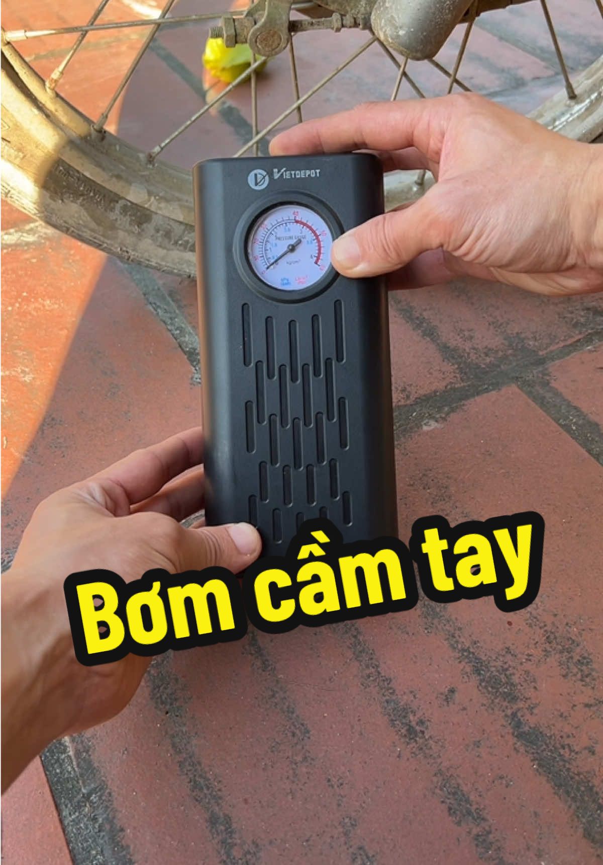 Máy bơm cầm tay , phòng khi xịt lốp cực kì hiệu quả #minhchienjp #maybomlop  #maybomhoimini 