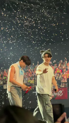 mattparkz moment and matthew’s flying kiss? YES PLEASE #zb1inkl #zerobaseone #matthew #gunwook #concert 