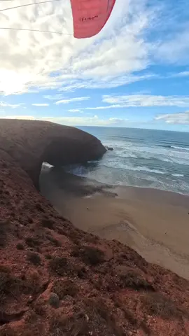 روعة الطيران فوق المعلمة الشهيرة الكزيرة. #legzira_beach #morokko #saididouhna #سيدي_إفني 