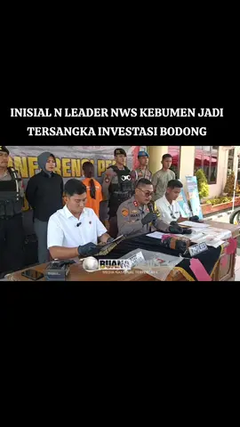 Polres Kebumen Tetapkan Satu Tersangka Kasus Investasi Bodong NWS Polres Kebumen - Polres Kebumen menetapkan satu tersangka dalam kasus dugaan penipuan investasi bodong berkedok perusahaan bernama New World Sport (NWS). Penetapan tersangka ini disampaikan langsung oleh Kapolres Kebumen, AKBP Eka Baasith Syamsuri, dalam konferensi pers yang digelar di Mapolres Kebumen, Kamis, 20 November 2025.  Didampingi Kasatreskrim AKP Dwi Atma Yofi Wirabrata, Kapolres membeberkan hasil penyidikan yang mengarah pada praktik penghimpunan dana tanpa legalitas dan janji keuntungan tidak wajar. Tersangka, perempuan berinisial N, 29 tahun, karyawan swasta asal Klirong, hanya bisa menundukkan kepala saat dihadirkan di depan awak media. Ia disebut sebagai leader lokal NWS yang berperan aktif merekrut anggota dan mengarahkan alur investasi fiktif tersebut.  “Kami masih melakukan pendalaman apakah ada pihak lain yang berperan sebagai pengendali sistem maupun aliran dana,” ujar Kapolres Kebumen. Saat ini kurang lebih sebanyak 83 orang telah melaporkan sebagai korban, dengan total kerugian kurang lebih 2,5 miliar Rupiah.   Banyaknya korban, tak lepas dari cara meyakinkan N kepada pada calon anggota. Tersangka menyebutkan bahwa NWS akan mendatangkan keuntungan yang besar bagi para anggotanya.  NWS tidak akan merugikan anggotanya, dan jika ada anggota yang diberhentikan menjadi anggota NWS, akan dikembalikan modalnya secara utuh sepenuhnya. Serta, N mengatakan NWS tidak akan tutup atau bangkrut. Kasus mencuat: Kasus ini bermula dari laporan anggota NWS yang tidak lagi dapat menarik dana keuntungan maupun modal sejak 6 November 2025. Aplikasi NWS mendadak tidak dapat diakses.  Para anggota yang gelisah kemudian mendatangi kantor NWS di Jalan Kejayan Nomor 56, Desa Muktisari, Kebumen. Dari sinilah polisi mulai menelusuri indikasi penipuan berjejaring. Modus yang digunakan tersangka terbilang klasik, menjanjikan keuntungan besar dalam waktu singkat. Tersangka mengajak calon investor melalui acara pertemuan hingga tasyakuran kenaikan level keanggotaan NWS.  