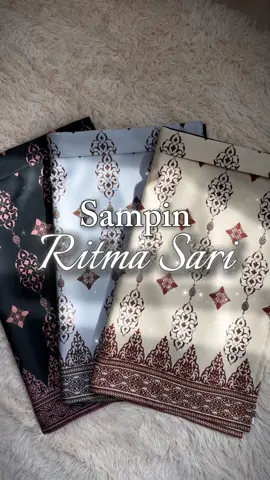 Lengkapkan gaya tradisional anda dengan sentuhan elegan. Sampin Ritma Sari hadir dalam 3 rona eksklusif: ✨Pearl Grey ✨Ivory Yellow ✨Black Rose Gold. Sesuai untuk majlis formal, persandingan & koleksi peribadi. 🌙