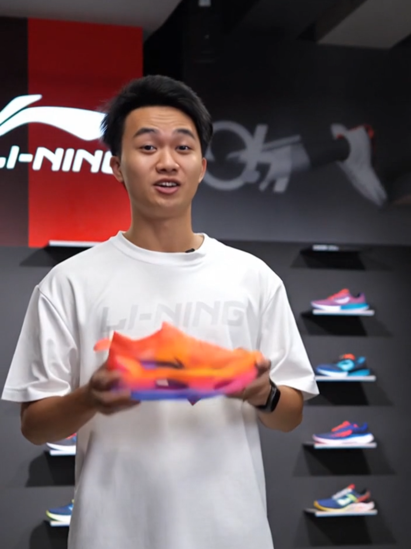 ✅ Caption gợi ý 3 – Thi đấu / chuyên nghiệp “Đôi giày đang được nhiều VĐV lựa chọn khi thi đấu –  Li-Ning FEIDIAN 5 ULTRA – ARMV005-21V 👉 Upper thoáng khí – đế carbon – hoàn trả lực cực tốt 👉 Phù hợp chạy pace nhanh – race day – luyện tập cường độ cao Chạy là phải sướng – mang là phải FEEL 🏁🔥” Hashtag:  #RaceDay #CarbonRunningShoes #LiNingFeidian #tapchaybo #giaychinhhang #MixSport #TikTokRunning