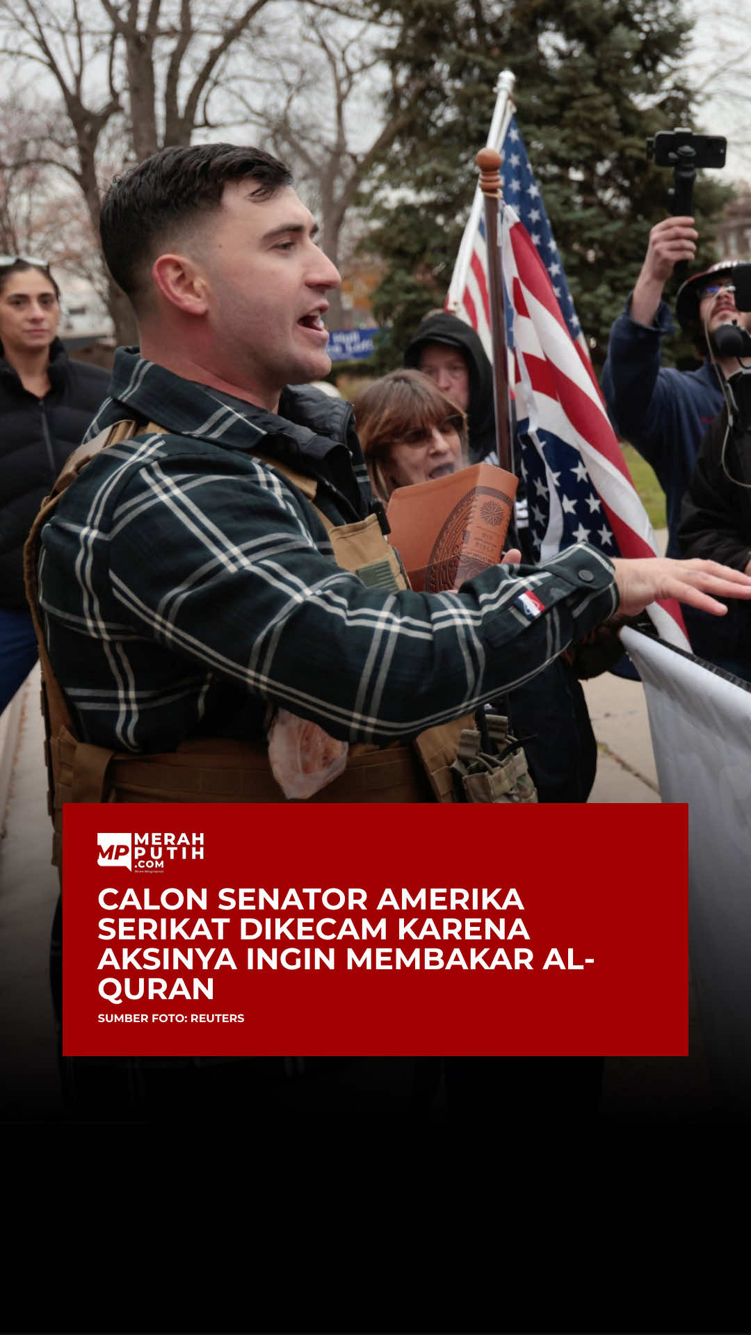 Kandidat senator Amerika Serikat dari Partai Republik, Jake Lang mendapat kecaman dari berbagai pihak usai dirinya mencoba membakar Al Quran. Insiden ini terjadi saat Jake Lang mengikuti aksi anti Islam di daerah Dearborn, Michigan yang dikenal sebagai kota dengan komunitas Muslim-Amerika terbesar. Dalam video yang diunggah ke media sosial oleh Brendan Gutenschwager, terlihat Lang memegang sebuah kaleng cairan pemantik api ketika ia melempar kitab suci umat Islam itu ke tanah saat aksi pada hari Selasa kemarin waktu setempat. Seorang peserta aksi tandingan langsung bergegas mengambil Al-Qur’an itu sebelum sempat dibakar. Lang yang kini mencalonkan diri sebagai senator dari Florida setelah mendapat pengampunan dari Presiden Donald Trump atas keterlibatannya dalam kerusuhan Capitol pada 6 Januari 2021 itu kemudian mengatakan bahwa ia masih punya salinan Al-Qur’an lainnya. #senator #amerikaserikat #newsmerahputih #merahputihcom 