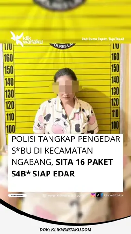 Satresnarkoba Polres Landak kembali menggagalkan peredaran s*bu di Dusun Dengoan, Desa Tebedak. Seorang perempuan berinisial FS ditangkap saat hendak melakukan transaksi pada Rabu malam (19/11). Dari tangan pelaku, polisi mengamankan s*bu yang dibungkus kantong plastik kuning bertuliskan YUPI serta sebuah ponsel yang diduga digunakan untuk berkomunikasi dengan jaringannya. Penggeledahan lanjutan di rumah pelaku menemukan 16 paket s*bu siap edar, plastik klip, sendok takar, serta timbangan digital yang mengindikasikan aktivitas peredaran terstruktur. Polres Landak kini mendalami pemasok utama dan menganalisis komunikasi pelaku. Polisi mengapresiasi masyarakat yang berani memberikan informasi sehingga kasus ini berhasil diungkap. Baca selengkapnya di Klikwartaku.com #Klikwartaku #PolresLandak #SatresNarkoba #PengungkapanNarkoba #NarkobaMusuhBersama 