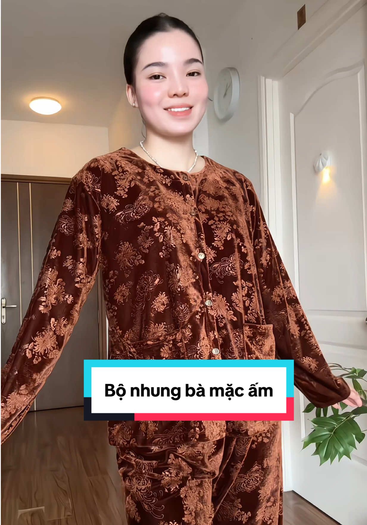 Bộ nhung đẹp ấm, nhiều màu , đủ size cho bà trong giỏ hàng nha chị e ơi#emnhungne #thoitrangtrungnien #dobotrungnien #dotrungnien 