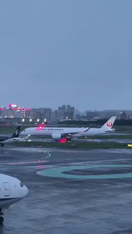 Atas segala ketidak mungkinan percayalah bahwa doa, usaha, dan niat itu bisa merubah segalanya. #fukuokaairport #japanairlines #groundhandling #aviation #jowostory 