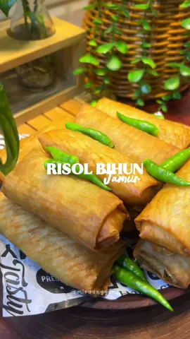 RISOL BIHUN JAMUR ‼️ Gak pernah bosen deh bikin cemilan yg bertema gorengan 😝 Mau dimakan kapan aja tetep enakk, kali ini bikin Risol Bihun Jamur, bawangnya dibanyakin jadi harum bgt.  Nah untuk urusan tumis dan goreng aku pakai Akebonno Deep Frypan Diecast Greblon, punya material yg kokoh dan antilengket. Yang mau samaan boleh cek showcase aku yaah 🫶 #frypan #akebonno #cooking #masakanrumahan #gorengan  