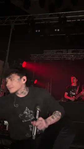 Глеб во время концерта спустился пообщаться и получить подарки 🎁🫶 @Три дня дождя концерт Уфа 20.11.2025 @IZBA #триднядождя #тдд #триднядождякоцерт #глебтдд #глебвикторов