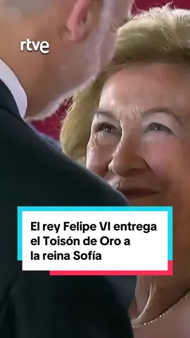 El rey #FelipeVI entrega  el #Toisón de Oro a su madre, la #reina #Sofía