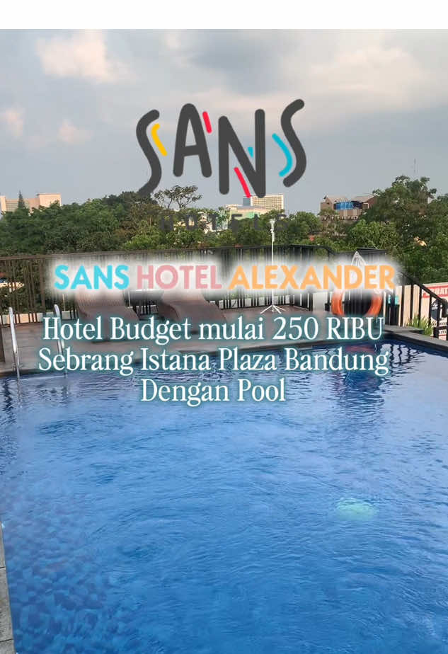 Staycation 250 ribuan tapi vibes-nya tetep nyaman? Sans peeps wajib cobain Sans Hotel Alexander Bandung! Dari @SANS Hotels  Rooftop pool, lokasi depan mall, kamar colorful, sampai refill minuman semua ada tanpa bikin kantong protes 😎✨ #berkeSANS banget! #RedTravelers #SANSHotels #SANSHotelsAlexander #StaycationBandung 