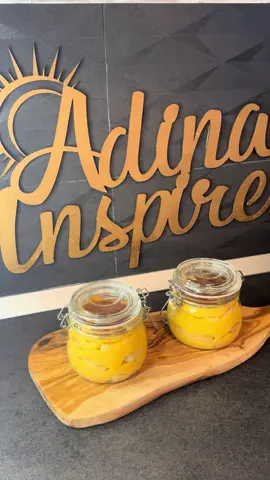 Tiramisu de toamnă fără zahăr – fin, aromat și incredibil de catifelat Astăzi în bucătărie s-a răspândit aroma unui Tiramisu de toamnă fără zahăr – fin, parfumat și extrem de catifelat! Ce miros ar putea fi mai plăcut decât cel încântător de dovleac copt? Un gust incredibil de fin și aromat: cremă catifelată de dovleac cu lapte condensat, mascarpone pufos și pișcoturi înmuiate în lapte. Un desert cremos, parfumat și irezistibil — perfect pentru sezonul dovleacului! Ingrediente  • 250 g mascarpone   • 1 dovleac 🎃 potrivit  (nu foarte mare)  • 1 cutie  lapte condensat   • lapte 🥛(cât ai nevoie pentru înmuiat pișcoturile, poți adăuga și un strop de rom 🍹 )  • Pișcoturi   • Cacao pudră pentru decor Mod de preparare   • Taie dovleacul, curăță-l de coaja și sâmburi, apoi taie-l în bucățele mici și pune-l la cuptor până când se înmoaie.  • Când dovleacul este copt și moale, pune-l într-un bol și blenduiește-l cu laptele condensat.  Lasă crema la răcit,apoi amestec-o cu mascarpone până devine omogenă și fină. Adaugă un strat de pișcoturi înmuiate rapid în lapte. Pune un strat de cremă de dovleac Continuă cu inca un strat de pișcoturi și încă un strat de cremă. Finalizează cu cremă și presară cacao pudră deasupra. Lasă-l la frigider 3-4 ore sau peste noapte!  Bucură-te de desertul tău!  #fblifestyle #tiramisu #pumpkin #pumpkinchallenge #fypシ゚viral🖤tiktok 