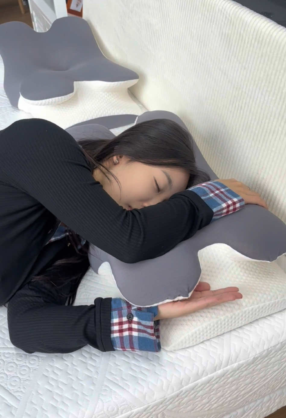 The best pillow! It’s time to say goodbye to your neck pain! #foryoupage #neckpain #sleeping #ergonomicpillow #tiktokshopblackfriday #pillow #memoryfoam #backpain #neckpillow 